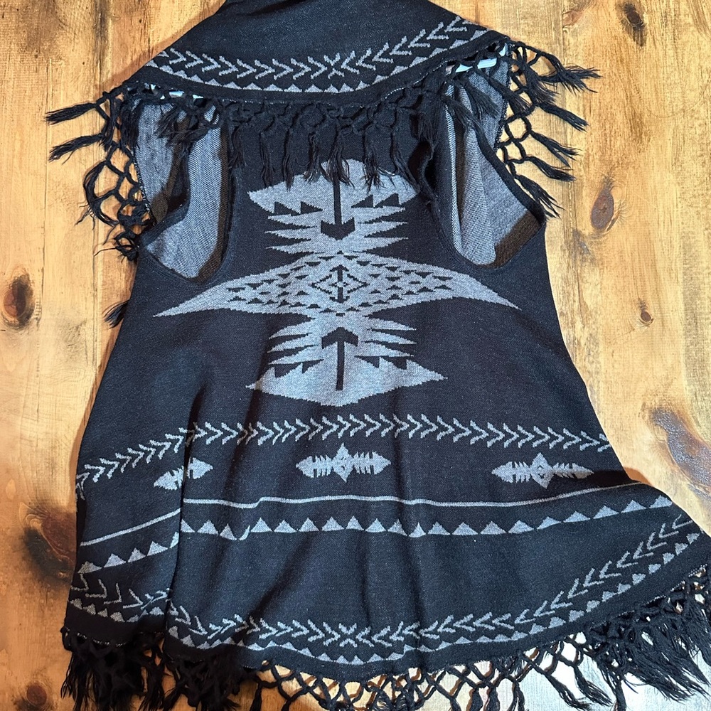 Sweater, Shrug, poncho. One size. Black And gray Aztec pattern. Raj brand. - Picture 2 of 5